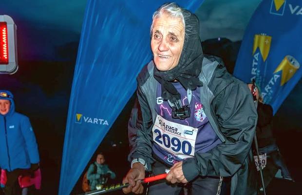 Mamaie Eugenia se dă cu tiroliana » La 85 de ani, femeia cu 12 strănepoți ia startul la competiția Azuga Trail Race