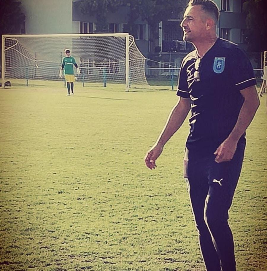 Adrian Lică prestează în calitate de antrenor secund la grupa U17 a Academiei U Craiova. Foto: facebook.com/adrianosez Haos total la Craiova: antrenorii de la Academie s-au luat la bătaie în fața jucătorilor! + ”Nu e prima agresiune! Interlopii sunt chiar în club!”