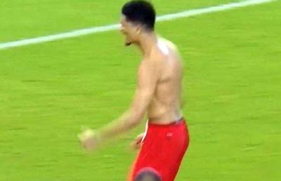 Scene incredibile! Un tricou dat jos după gol a făcut ca echipa calificată în semifinale să fie decisă prin tragere la sorți