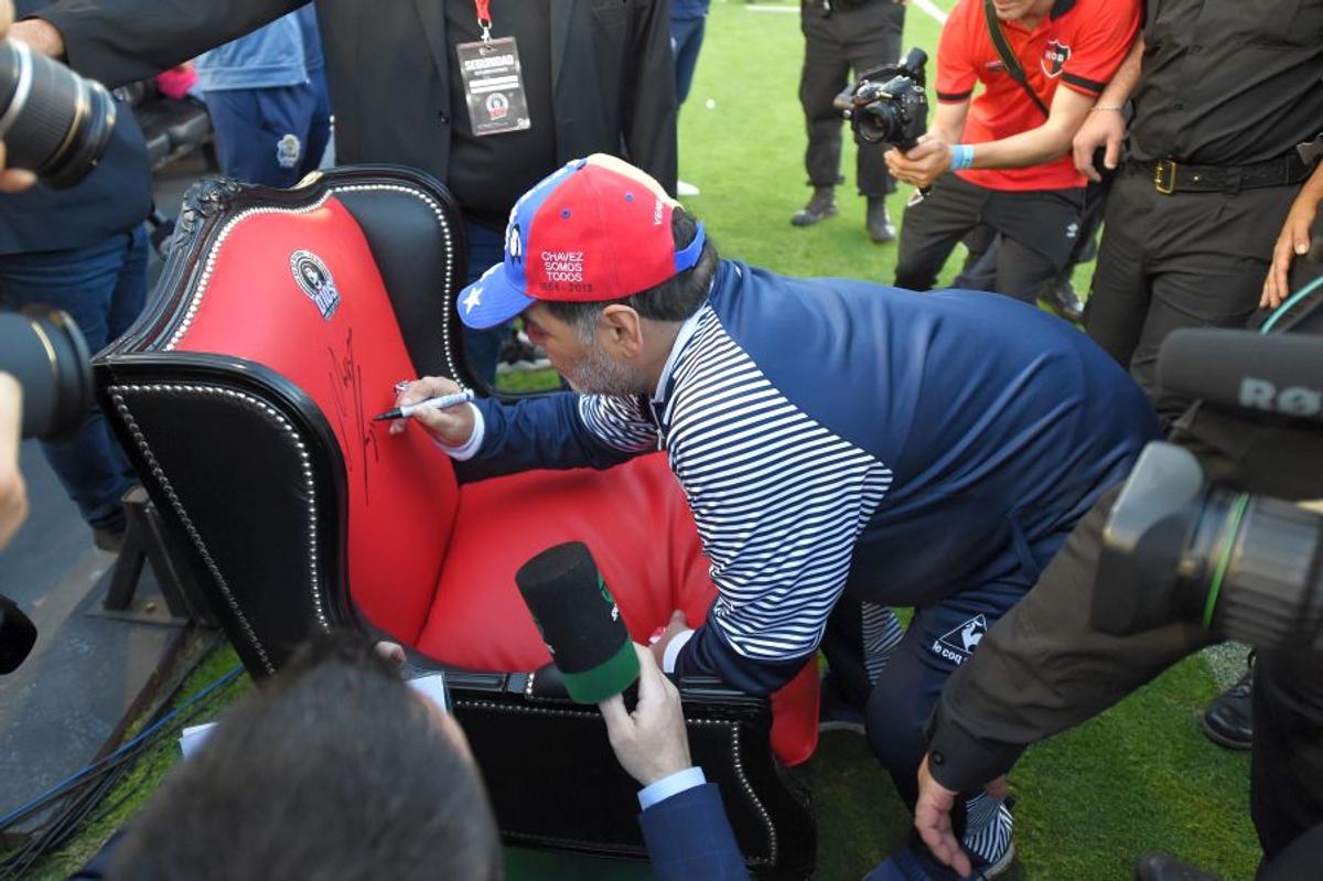 VIDEO+FOTO Imagini senzaționale în Argentina! Diego Maradona, rege pe terenul adversarilor » A văzut meciul de pe un „tron” + fanii i-au cântat la hotel