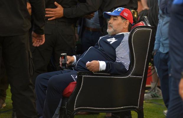 VIDEO+FOTO Imagini senzaționale în Argentina! Diego Maradona, rege pe terenul adversarilor » A văzut meciul de pe un „tron” + fanii i-au cântat la hotel