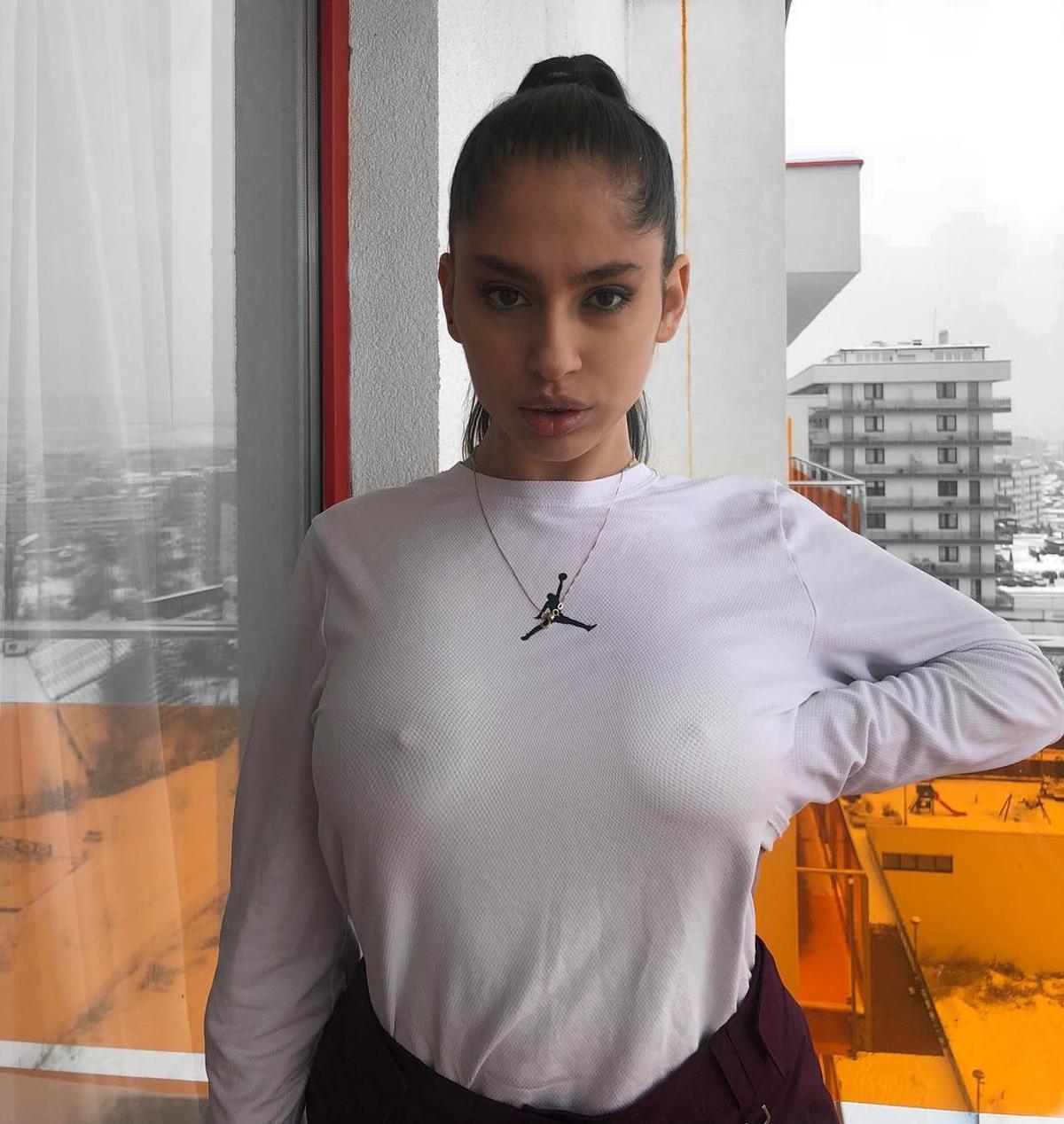 FOTO Iubita lui Florinel Coman a răbufnit pe Instagram: „Nu vă mai lăsaţi manipulaţi de societatea asta de c...t!” » Ce a deranjat-o pe focoasa brunetă