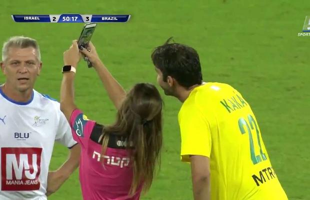 VIDEO Cel mai tare arbitru! A oprit meciul ca să își facă un selfie cu Kaka :D