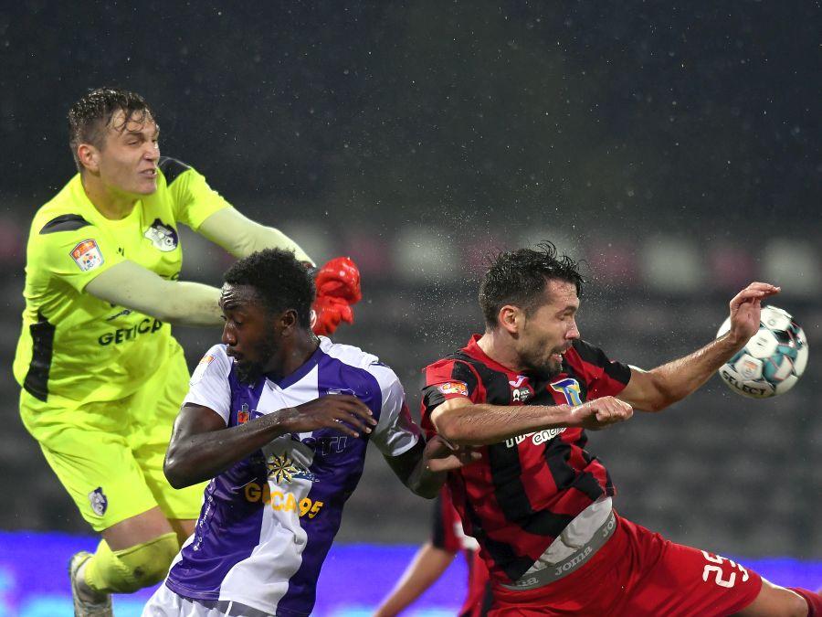 La o înălțime de 1,92 metri, Micle domină duelurile aeriene în careul propriu FOTO sportpictures.eu FC ARGEȘ. George Micle, noua senzație a portarilor din Liga 1: „Nu renunț niciodată la mătănii și la cruciulița de la gât!” » De ce n-a rămas la FCSB, deși e stelist de mic
