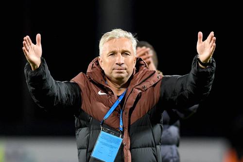 Dan Petrescu, antrenorul lui CFR Cluj, l-a scos de 3 zile din antrenamente pe Denis Ciobotariu. Fundașul s-a antrenat cu echipa a doua.
