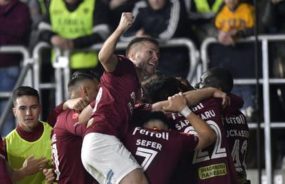 Victorie de la 11 metri! Derby-ul dintre Rapid și CFR a fost stricat de arbitru, care a acordat greșit gazdelor două penalty-uri! Clasamentul ACUM