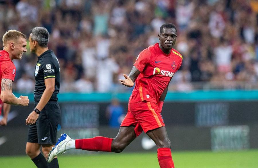 „Rețeaua Nigeria” » Jucători păcăliți sau legați cu clauze aberante de un fost fotbalist care acționează ca fals impresar în România + „Săracii, le cereau colegilor bani pentru Paracetamol!”