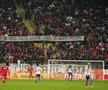 FC Argeș, la debutul lui Marius Croitoru pe banca tehnică, s-a impus în deplasarea cu UTA, scor 1-0. Fanii arădeni i-au cerut demisia lui Ilie Poenaru (45 de ani).