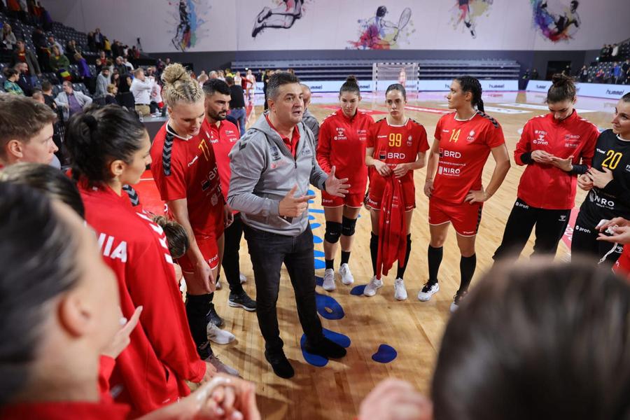 Florentin Pera alături de „tricolore” (foto: FRH) Începe Campionatul European de handbal feminin 2022 » România, cu resurse puține: 11 absențe! Cum poate arăta un prim „7” și ce loc avem ca obiectiv
