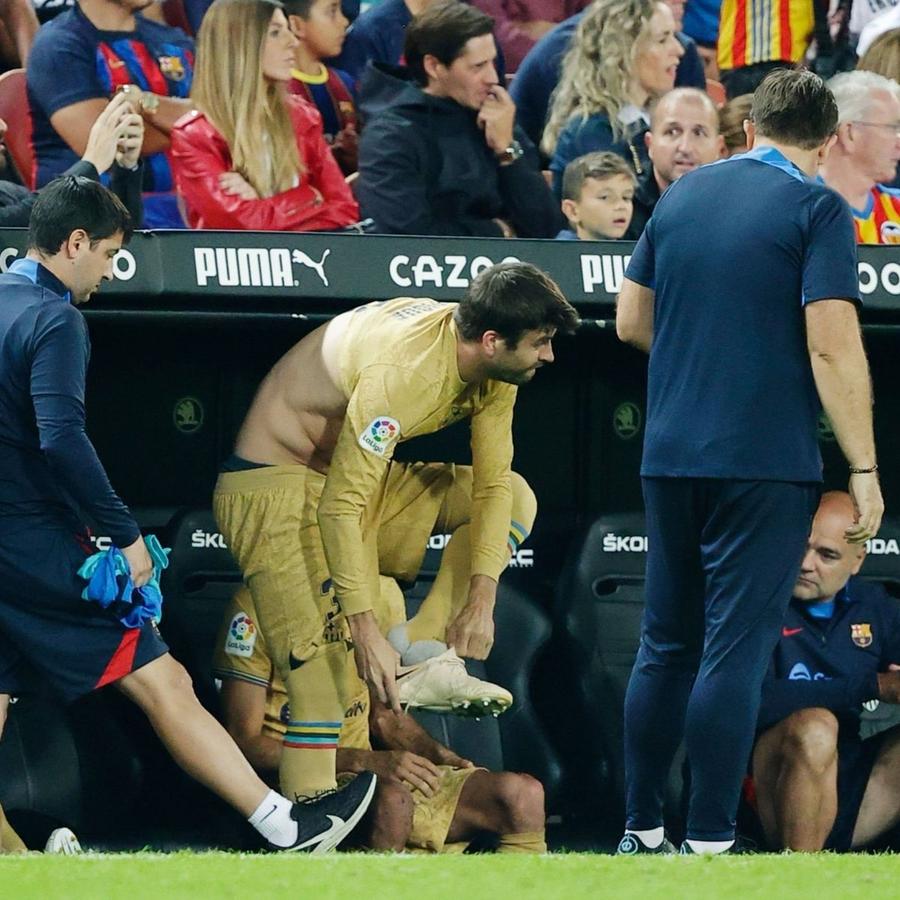 Pique, total nepregătit înainte de a intra pe teren, la meciul Valencia - Barcelona Gerard Pique, luat pe nepregătite de Xavi la meciul cu Valencia » Imaginile de pe banca de rezerve i-au înfuriat pe fani! Busquets a intervenit