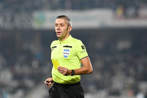Radu Petrescu, 39 de ani, va arbitra duelul Viktoria Plzen - Barcelona din grupa C de Champions League (marți, 1 decembrie, ora 22:00).