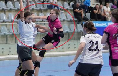 Scandal în handbalul feminin » Junioară de la CSM București, acuzată de Ramona Farcău că și-a lovit intenționat adversara: „A confundat sala cu ringul de box. O agresiune huliganică!” + Decizia de neînțeles a arbitrilor