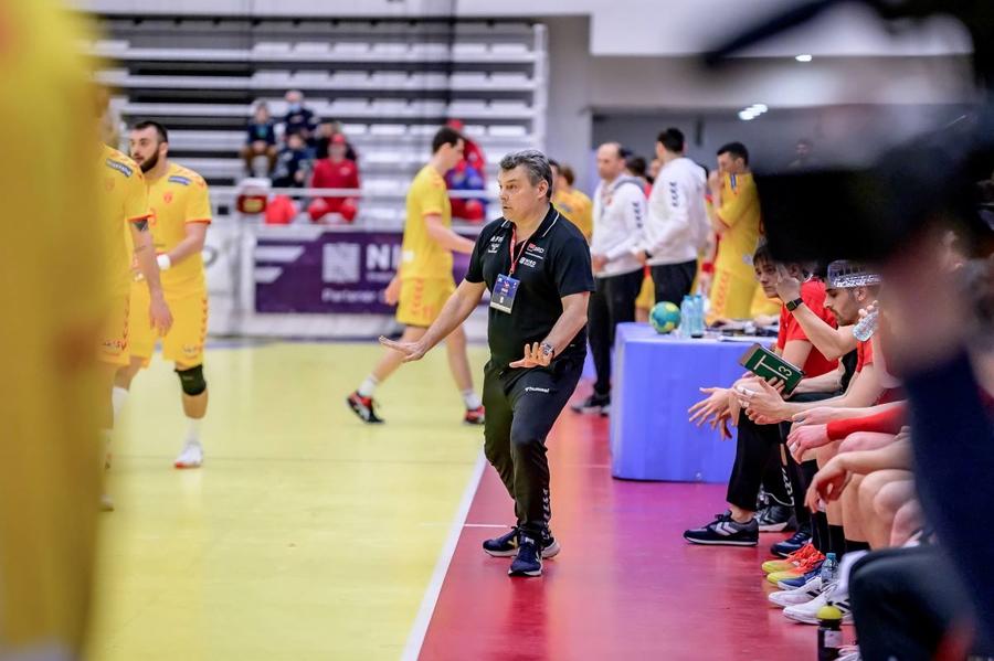 Antrenorul Xavi Pascual în timpul unui meci al naționalei Foto Imago Două amicale tari pentru naționala masculină » Pregătire cu gândul la EURO 2024, unde „tricolorii” revin după 28 de ani