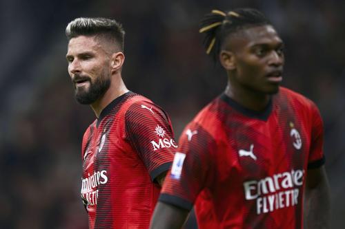 Olivier Giroud și Rafael Leao, supărați la finalul meciului cu Napoli // Foto: Imago