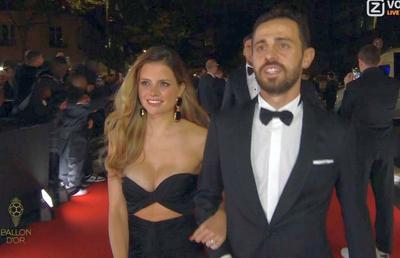 Spectacol și pe covorul roșu! Partenerele fotbaliștilor au făcut furori înainte de Gala „Balonul de Aur”: cine a atras toate privirile