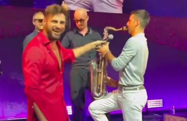 Novak Djokovic și talentul său ascuns. A făcut spectacol pe scenă! A luat saxofonul și a cântat în timpul unui concert