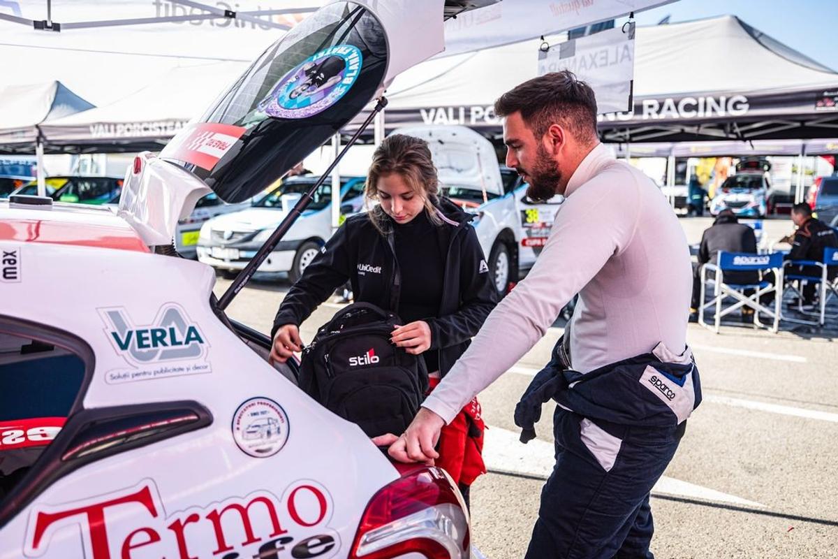 Are doar 18 ani și e o tânără speranță a motorsportului românesc: „Gata cu femeia la cratiță, bărbatul la muncă. S-au schimbat rolurile”