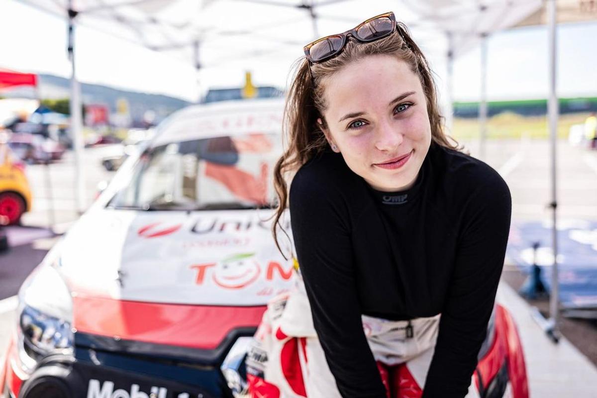 Are doar 18 ani și e o tânără speranță a motorsportului românesc: „Gata cu femeia la cratiță, bărbatul la muncă. S-au schimbat rolurile”