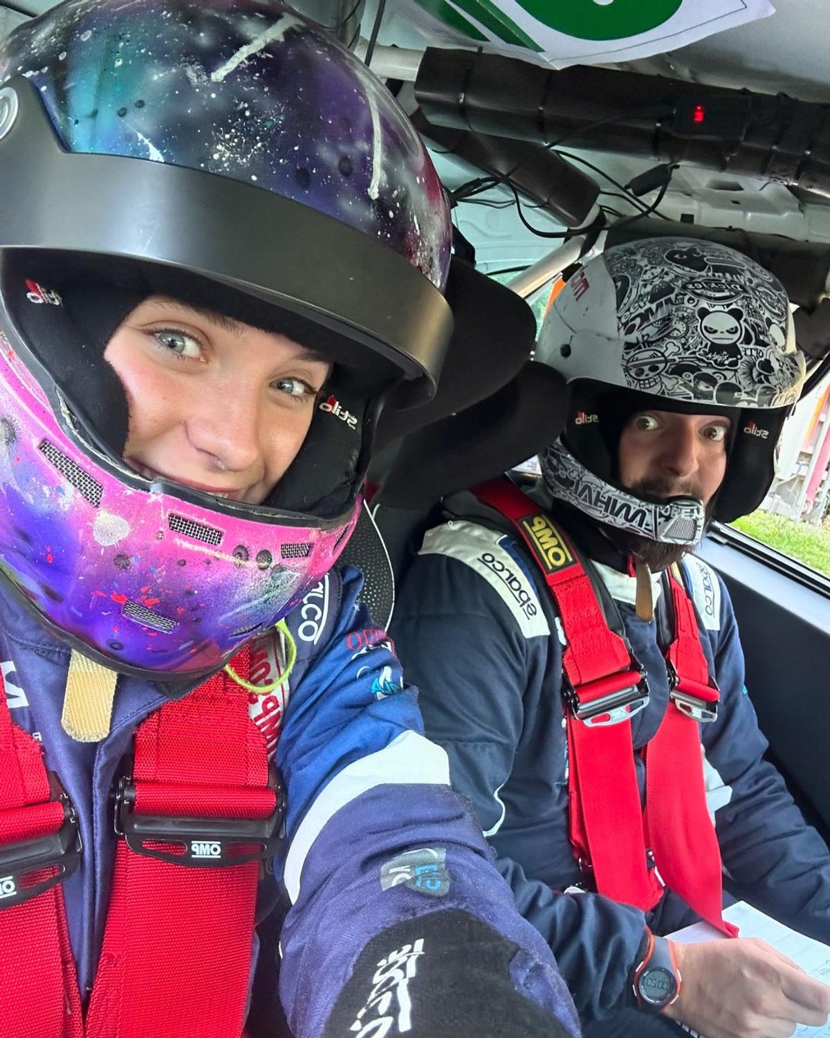 Are doar 18 ani și e o tânără speranță a motorsportului românesc: „Gata cu femeia la cratiță, bărbatul la muncă. S-au schimbat rolurile”