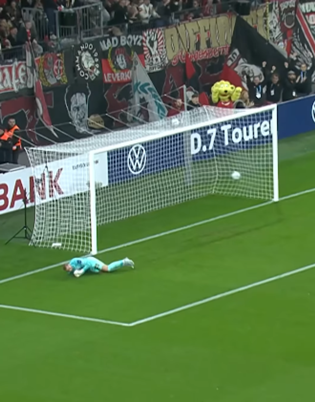 Fostul fotbalist de la Dinamo a „spart gheața” pentru campioana Germaniei » „Torpila” din lovitură liberă s-a dus direct în vinclu