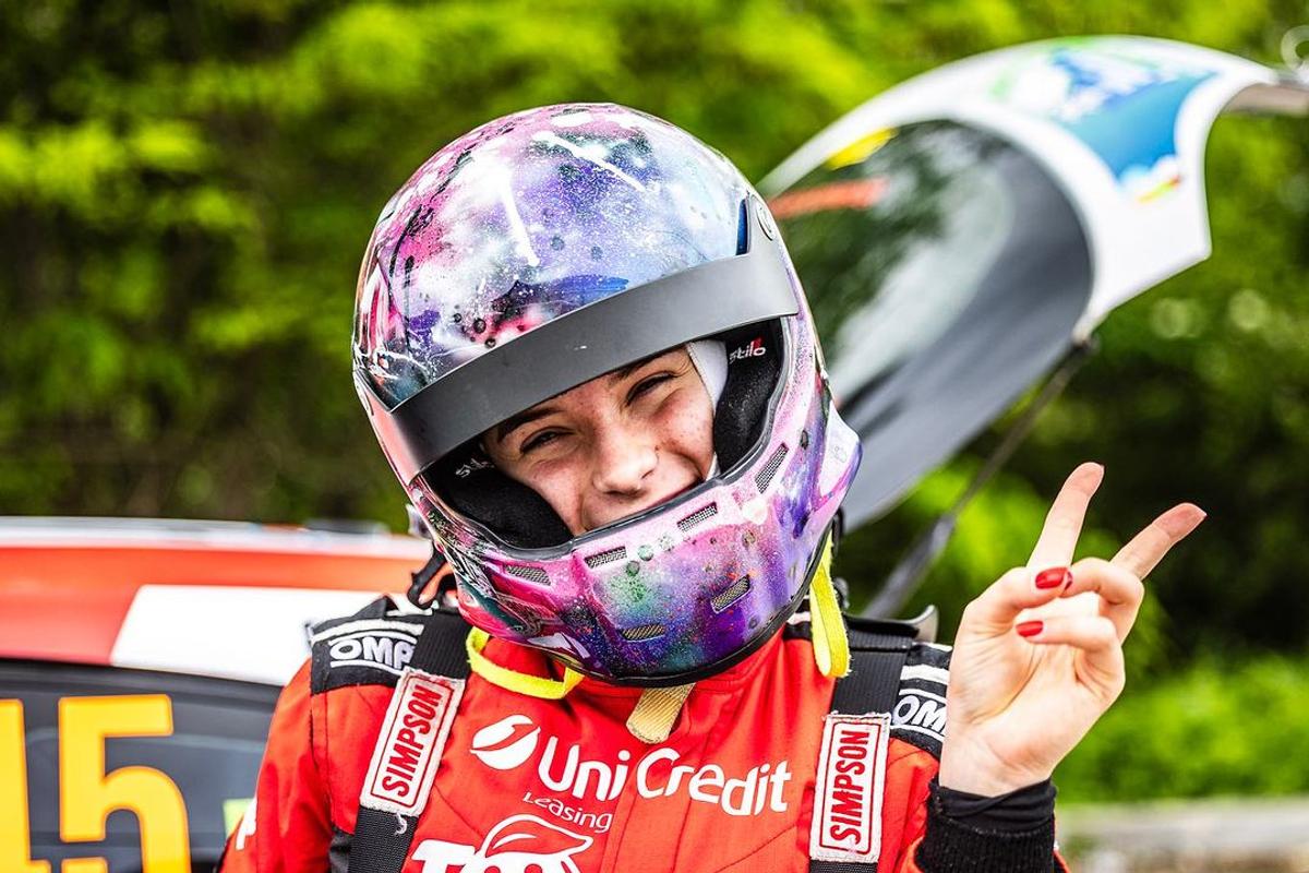 Are doar 18 ani și e o tânără speranță a motorsportului românesc: „Gata cu femeia la cratiță, bărbatul la muncă. S-au schimbat rolurile”