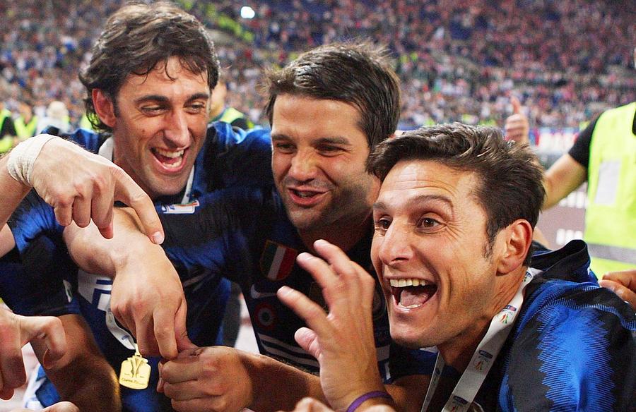 Cristi Chivu, centru, alături de Javier Zanetti, dreapta imaginii, și Diego Milito, foto: Gettyimages Interviu cu Paul Codrea la Timișoara: „Dă 3 goluri și se crede regele Bucureștiului o săptămână!”. Amintiri cu Del Piero, Maldini și Zola