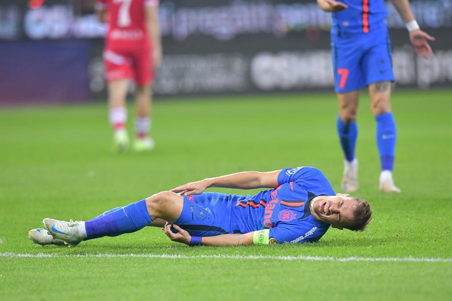 Darius Olaru s-a accidentat în Dinamo - FCSB // foto: Cristi Preda (GSP) Dinamo - FCSB 0-6 în zece zile! „Câinii” au încasat-o și mai rău în Cupă, fiind UMILIȚI de rivală după pauză