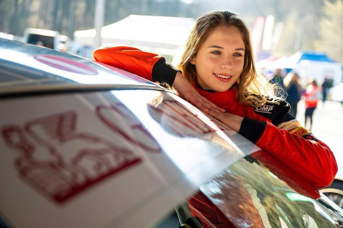 Are doar 18 ani și e o tânără speranță a motorsportului românesc: „Gata cu femeia la cratiță, bărbatul la muncă. S-au schimbat rolurile”