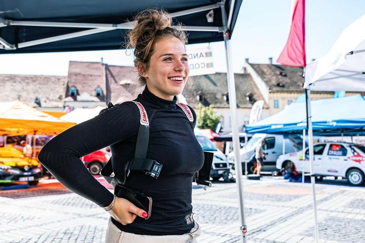 Are doar 18 ani și e o tânără speranță a motorsportului românesc: „Gata cu femeia la cratiță, bărbatul la muncă. S-au schimbat rolurile”