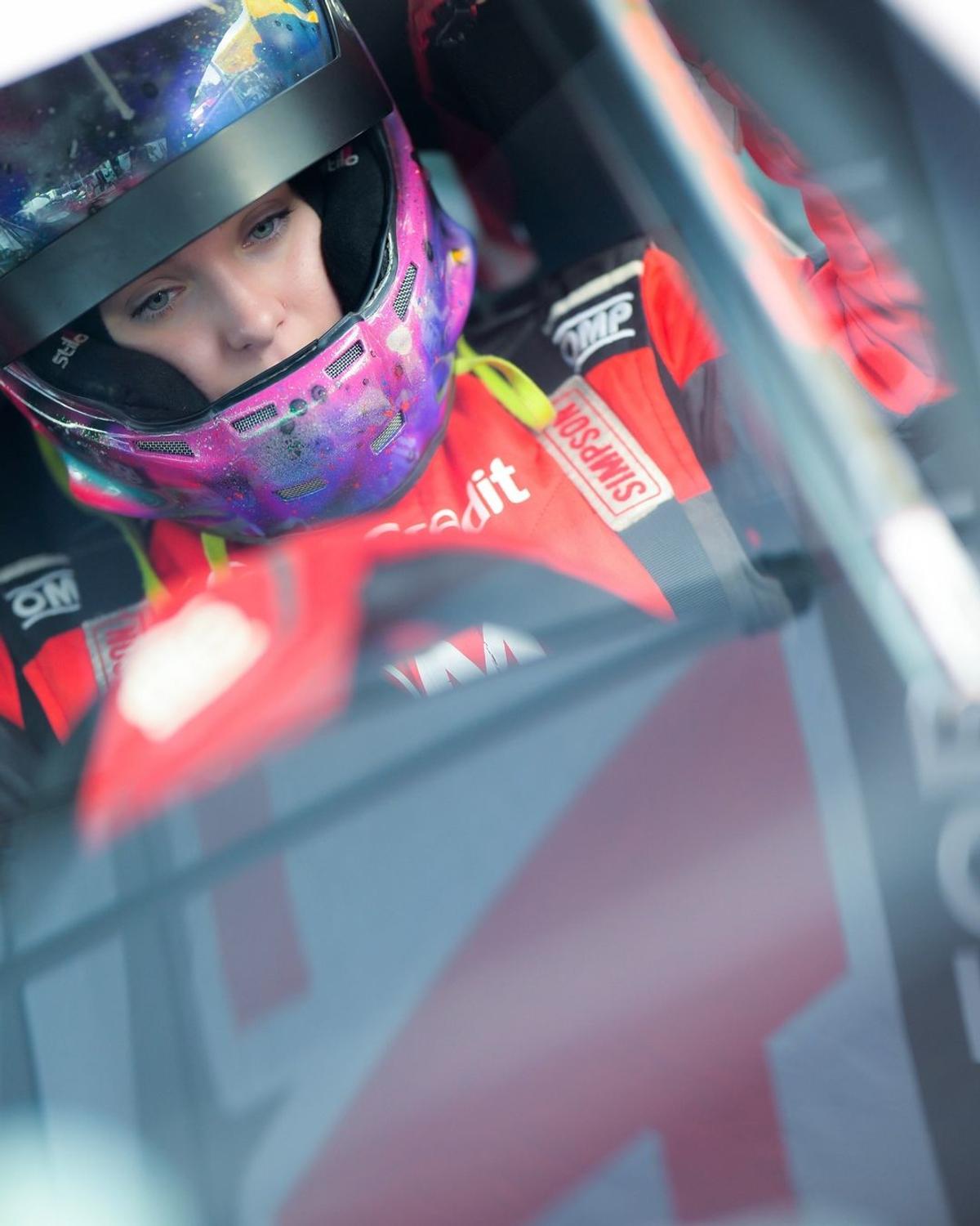 Are doar 18 ani și e o tânără speranță a motorsportului românesc: „Gata cu femeia la cratiță, bărbatul la muncă. S-au schimbat rolurile”