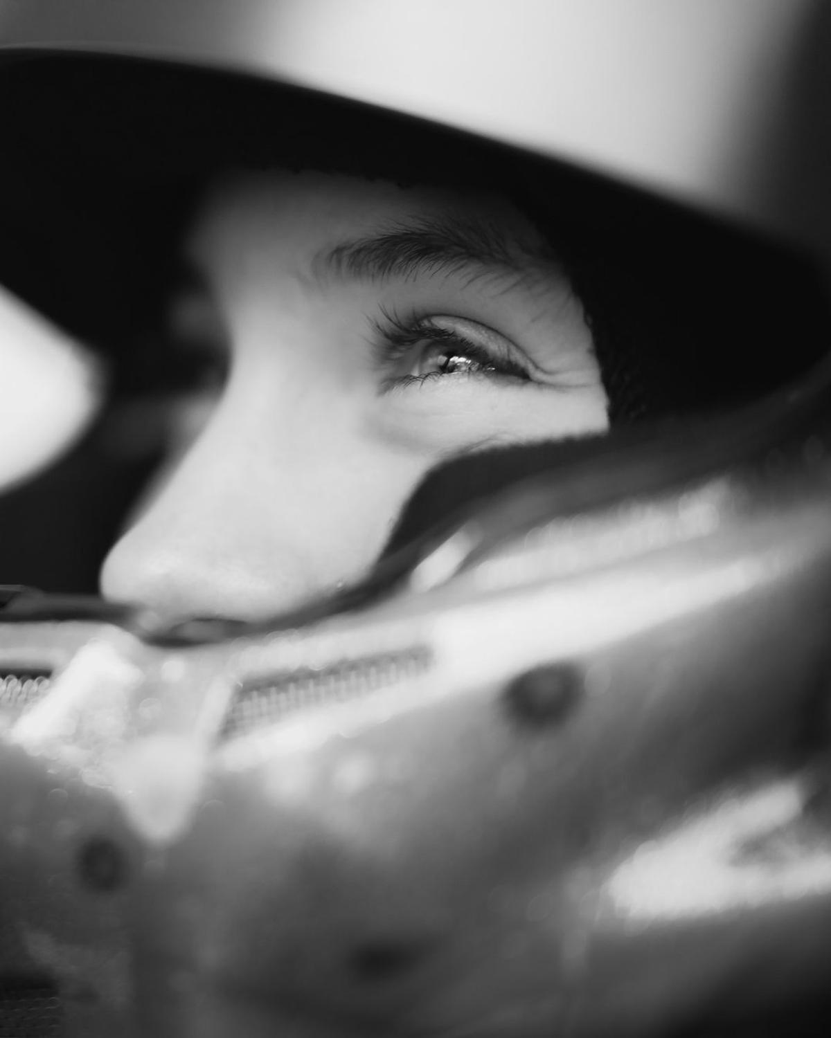 Are doar 18 ani și e o tânără speranță a motorsportului românesc: „Gata cu femeia la cratiță, bărbatul la muncă. S-au schimbat rolurile”