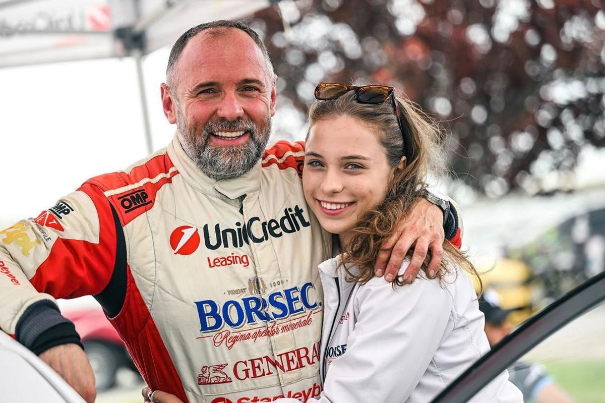 Are doar 18 ani și e o tânără speranță a motorsportului românesc: „Gata cu femeia la cratiță, bărbatul la muncă. S-au schimbat rolurile”