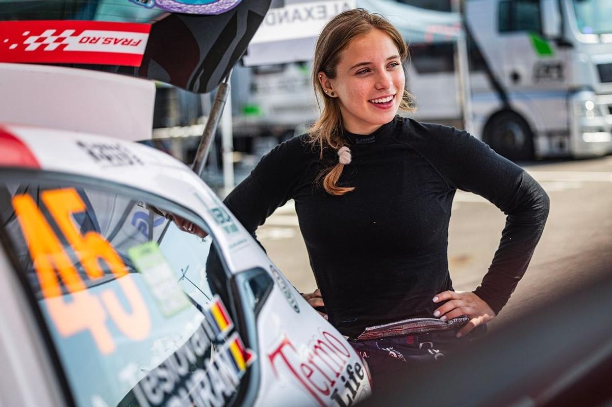 Are doar 18 ani și e o tânără speranță a motorsportului românesc: „Gata cu femeia la cratiță, bărbatul la muncă. S-au schimbat rolurile”