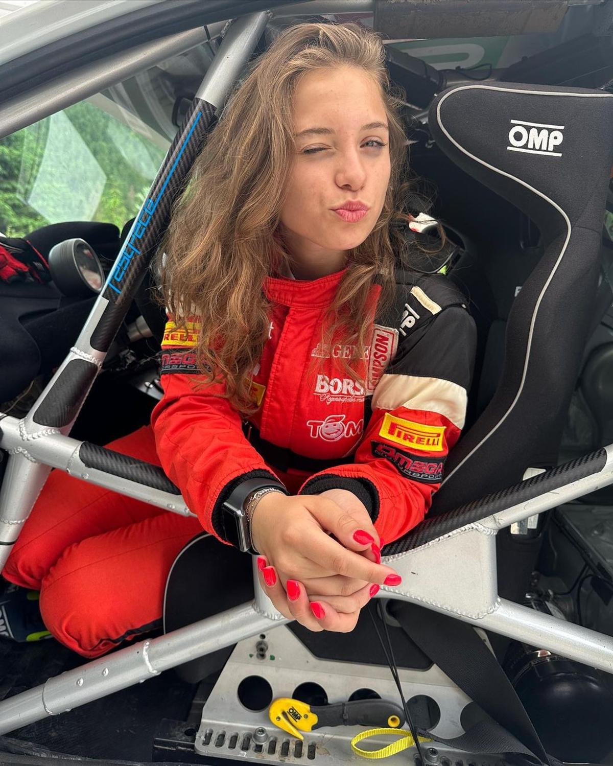 Are doar 18 ani și e o tânără speranță a motorsportului românesc: „Gata cu femeia la cratiță, bărbatul la muncă. S-au schimbat rolurile”