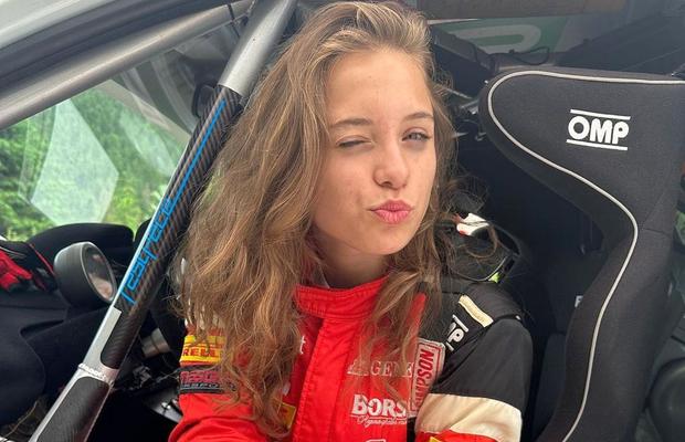 Are doar 18 ani și e o tânără speranță a motorsportului românesc: „Gata cu femeia la cratiță, bărbatul la muncă. S-au schimbat rolurile”