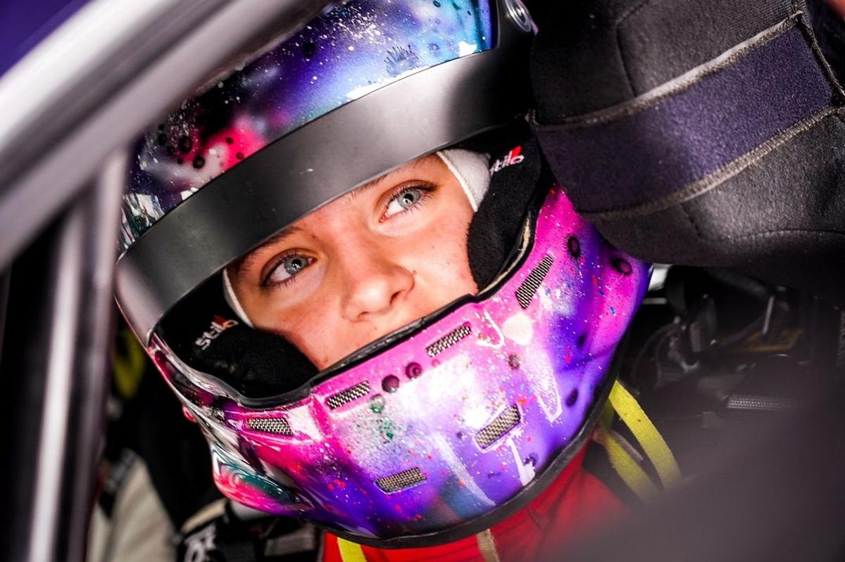 Are doar 18 ani și e o tânără speranță a motorsportului românesc: „Gata cu femeia la cratiță, bărbatul la muncă. S-au schimbat rolurile”