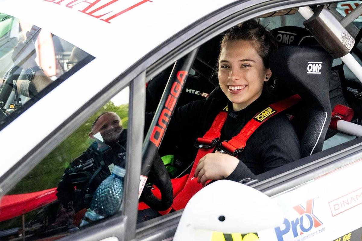 Are doar 18 ani și e o tânără speranță a motorsportului românesc: „Gata cu femeia la cratiță, bărbatul la muncă. S-au schimbat rolurile”