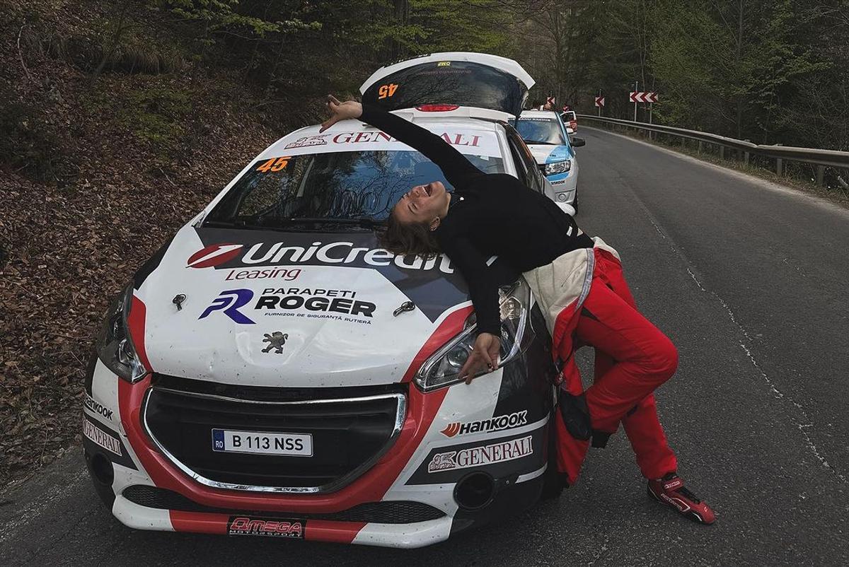 Are doar 18 ani și e o tânără speranță a motorsportului românesc: „Gata cu femeia la cratiță, bărbatul la muncă. S-au schimbat rolurile”