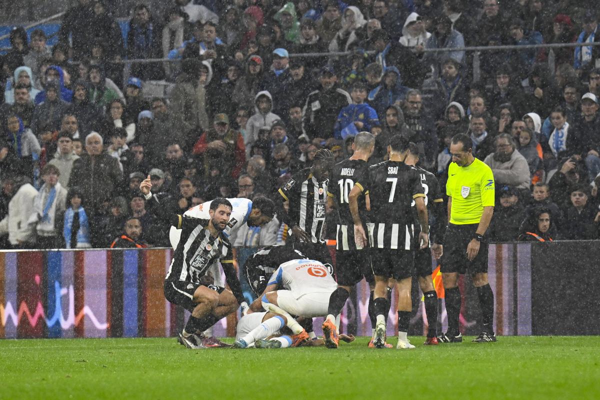 Clipe de coșmar pentru fotbalistul din Ligue 1 » S-a prăbușit pe teren și a fost transportat de urgență la spital: „Suntem îngrijorați”