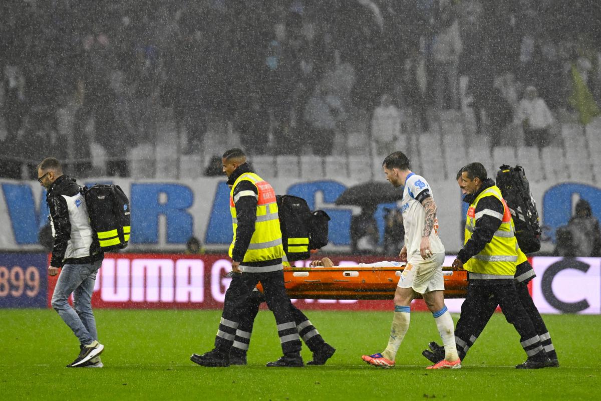Bilal Nadir s-a prăbușit pe teren în Marseille - Angers
