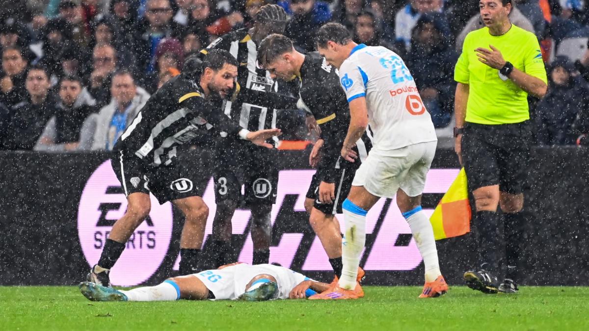 Bilal Nadir s-a prăbușit pe teren în Marseille - Angers