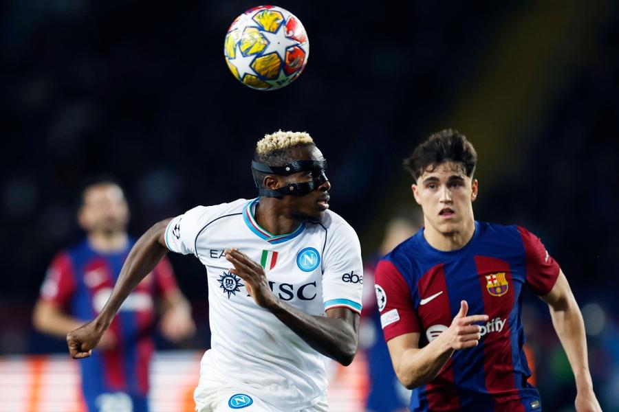 Victor Osimhen (Napoli) și Pau Cubarsi (Barcelona) în Champions League / Imago Images Scandaluri în serie la Napoli » Președintele Aurelio De Laurentiis a fost pus sub acuzare pentru fals contabil!