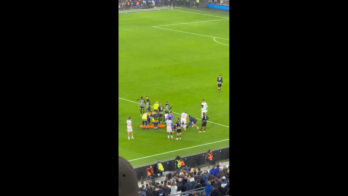 Clipe de coșmar pentru fotbalistul din Ligue 1 » S-a prăbușit pe teren și a fost transportat de urgență la spital: „Suntem îngrijorați”