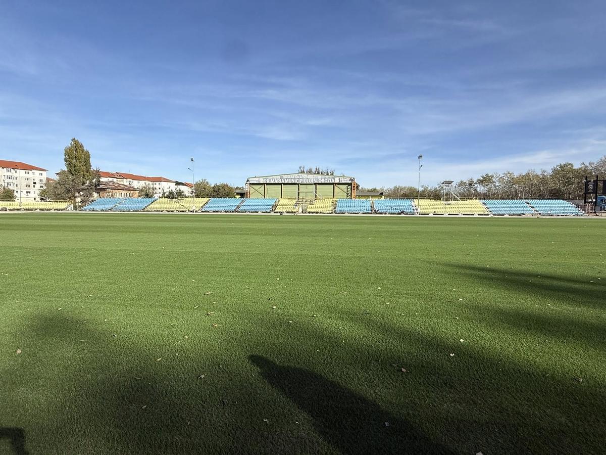 Gazonul pe stadionul din Slobozia
