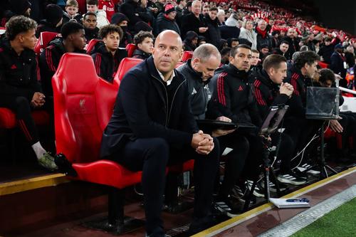 Managerul Arne Slot are 8 victorii, 6 eșecuri și un egal, cât o înfrângere (în Supercupa Angliei pierdută) în acest sezon la Liverpool / Foto: Imago