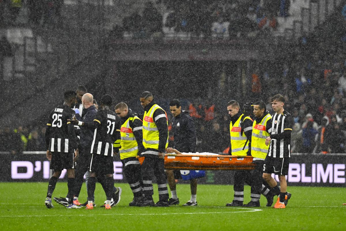 Bilal Nadir s-a prăbușit pe teren în Marseille - Angers