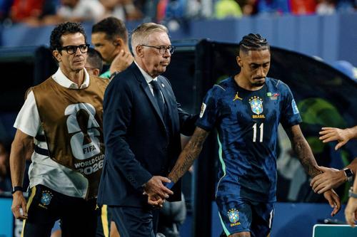 Selecționerul Carlo Ancelotti l-a folosit pe Raphinha în 11 meciuri ale naționalei Braziliei, în care extrema Barcelonei a marcat un gol și a oferit două assisturi / Foto: Imago