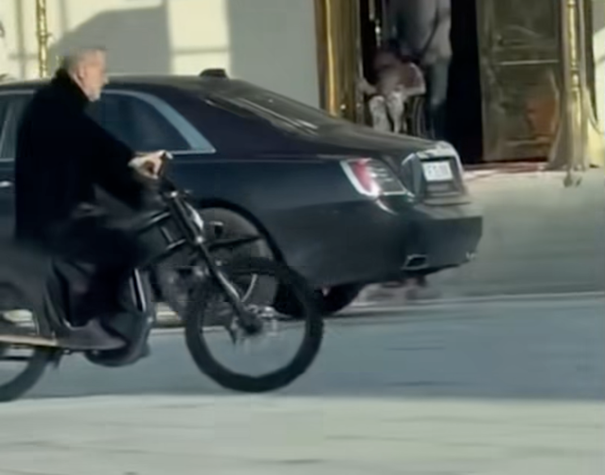 Ce căuta Gigi Becali pe motocicletă în curtea bisericii: „I-am făcut proba, dar nu-mi place”