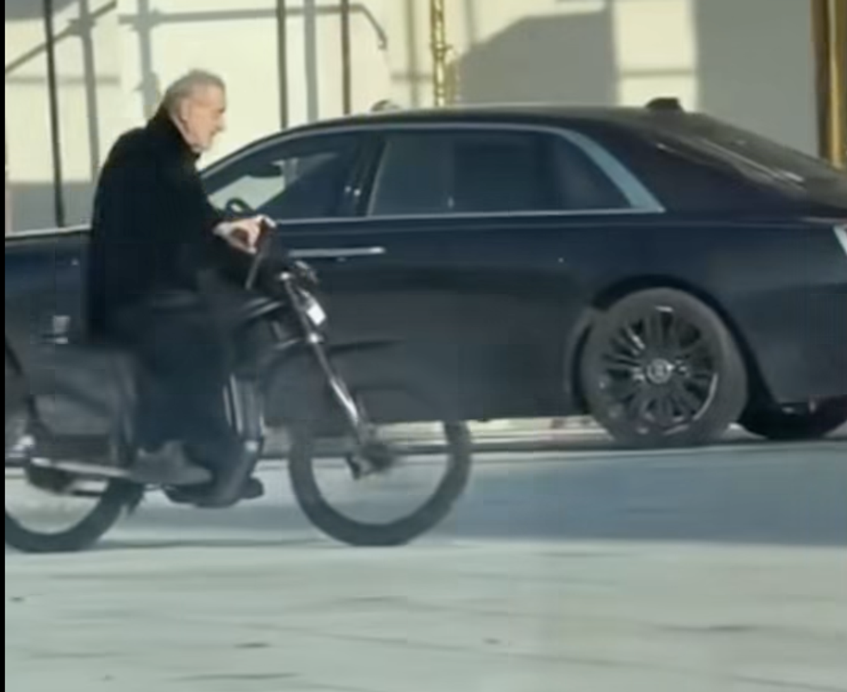 Ce căuta Gigi Becali pe motocicletă în curtea bisericii: „I-am făcut proba, dar nu-mi place”