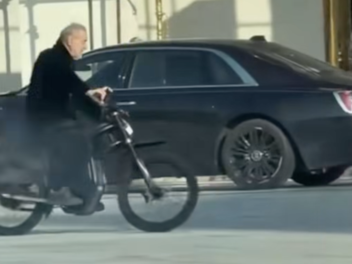 Ce căuta Gigi Becali pe motocicletă în curtea bisericii: „I-am făcut proba, dar nu-mi place”
